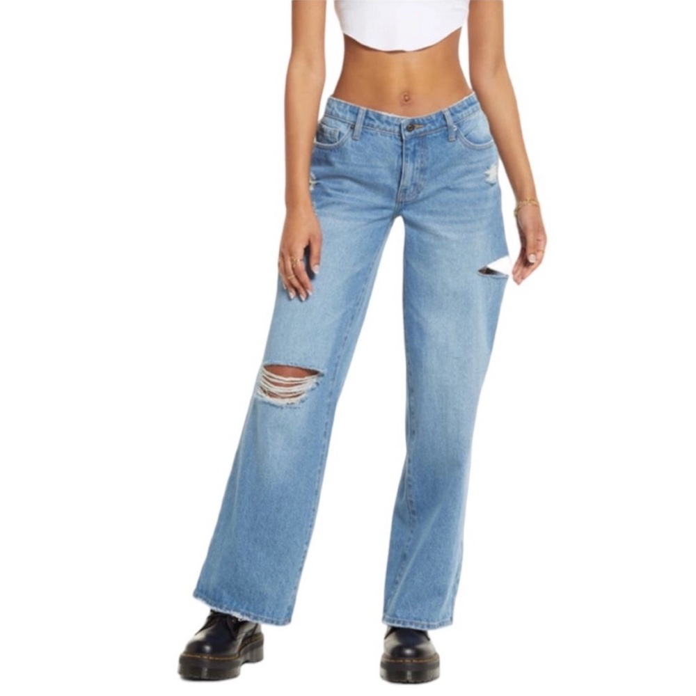 BP Ripped Low Rise Wide Leg
Jeans In 90s Light Wash